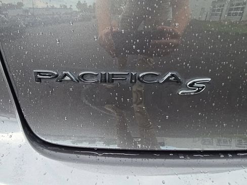 Used 2019 Chrysler Pacifica Touring Plus w/ S Appearance Package FWD image 6