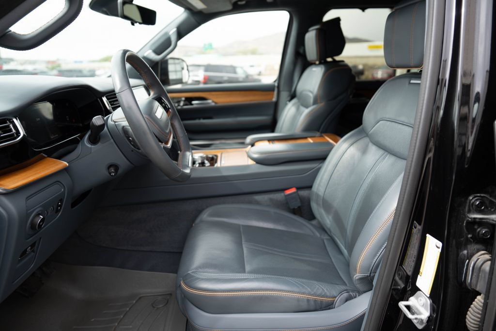Used 2022 Jeep Grand Wagoneer Series II AWD/4WD image 19