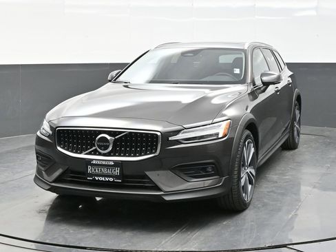 Used 2025 Volvo V60 B5 Cross Country Plus image 2