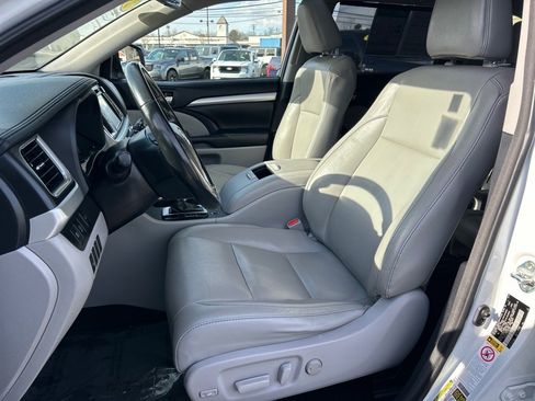 Used 2018 Toyota Highlander XLE w/ Carpet Mat Package (TMS) image 8