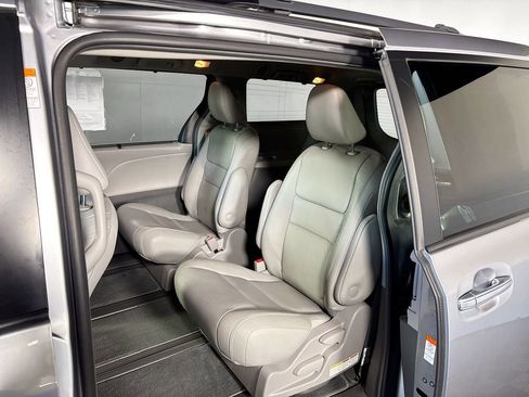 Used 2018 Toyota Sienna XLE image 20