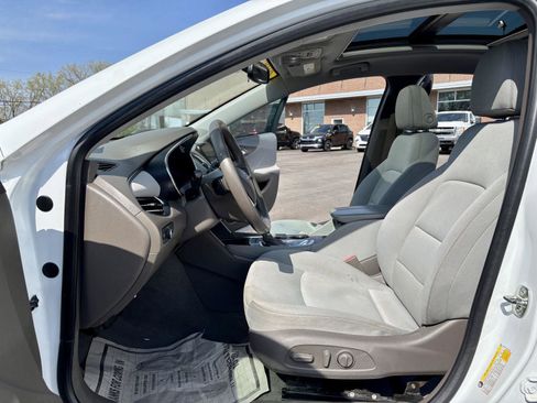 Used 2018 Chevrolet Malibu LT FWD image 2