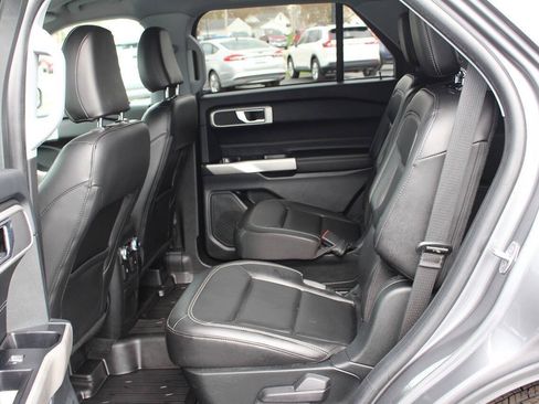 Used 2022 Ford Explorer XLT w/ Equipment Group 202A image 9