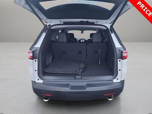 Used 2021 Chevrolet Traverse LT image 19