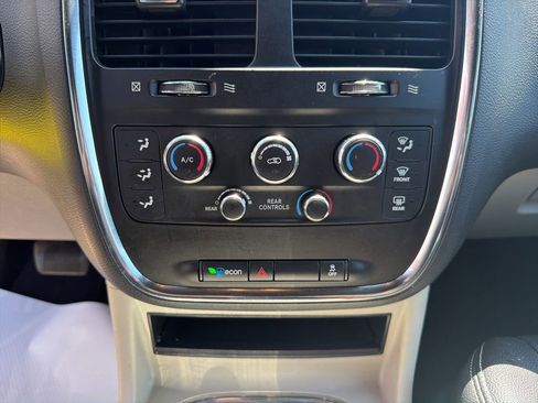 Used 2019 Dodge Grand Caravan SXT w/ Rear Park Assist Package FWD image 18
