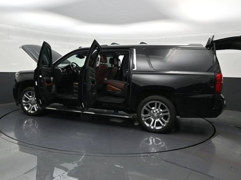 Used 2020 Chevrolet Suburban Premier w/ Premier Plus Edition RWD image 35