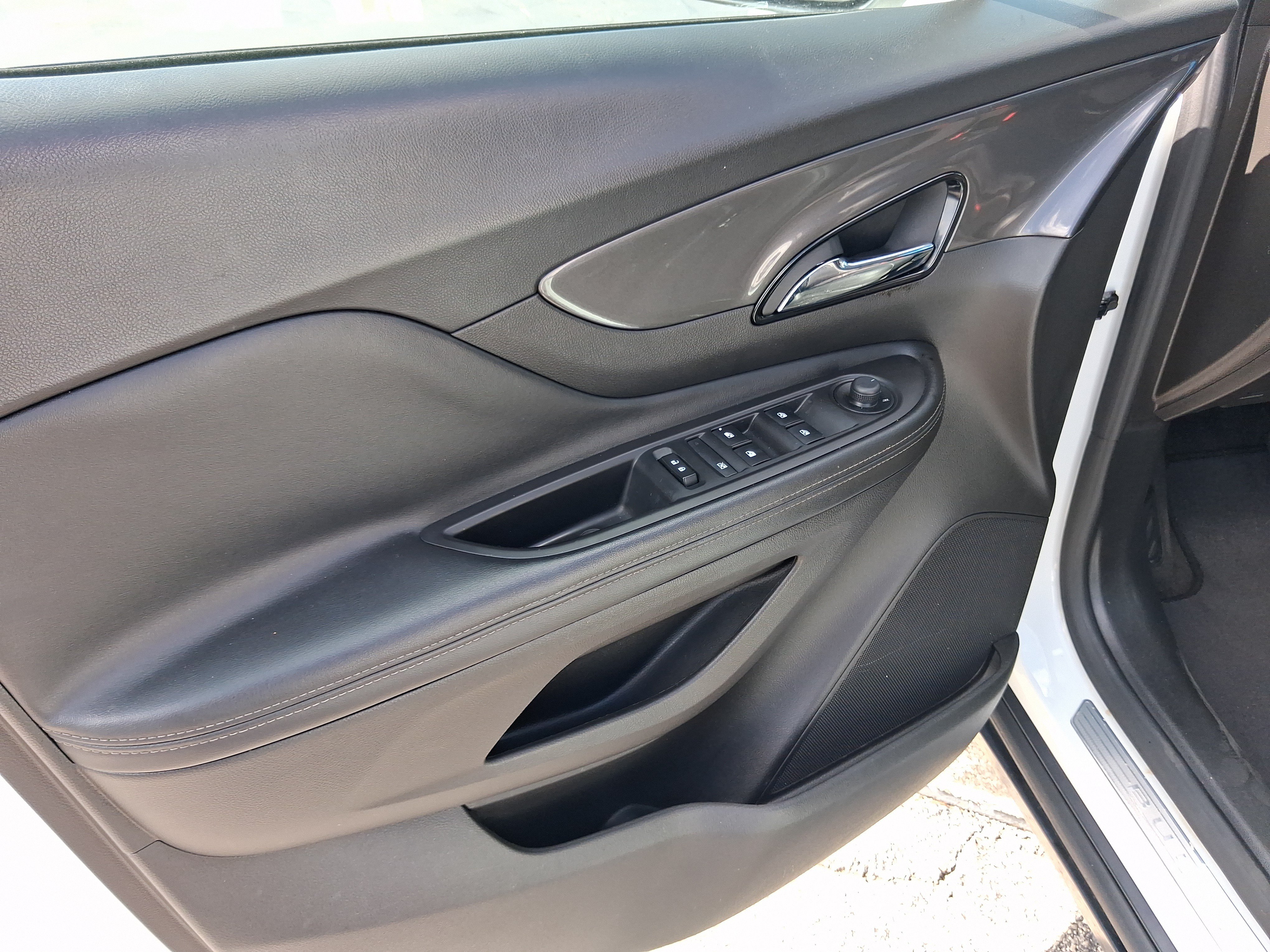 Used 2018 Buick Encore Essence FWD image 11