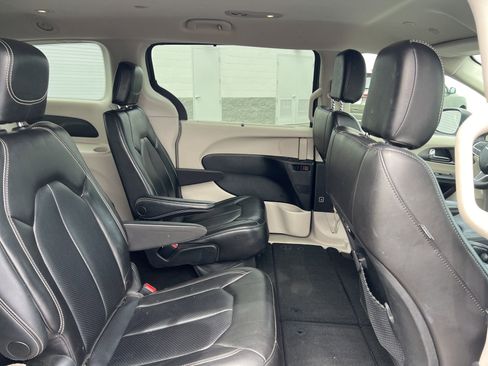 Used 2023 Chrysler Pacifica Touring-L image 21