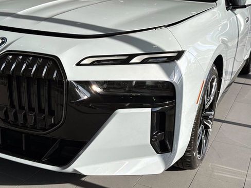 Used 2025 BMW i7 xDrive60 w/ Premium Package image 8