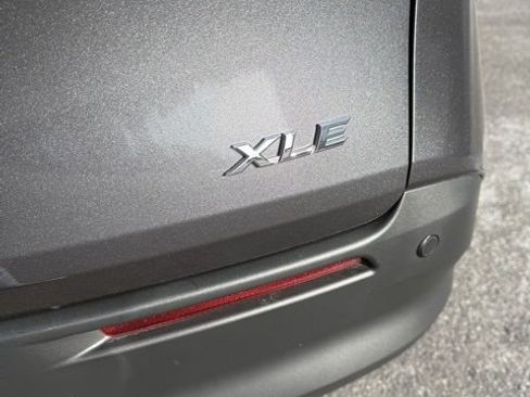 Used 2025 Toyota Sienna XLE image 9