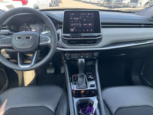 Used 2025 Jeep Compass Latitude AWD/4WD image 16