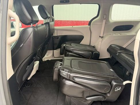 Used 2023 Chrysler Pacifica Touring-L FWD image 39