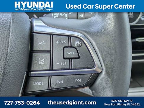 Used 2021 Toyota Highlander XLE AWD/4WD image 39
