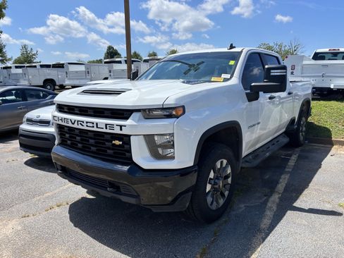 Used 2022 Chevrolet Silverado 2500 Custom w/ Custom Value Package AWD/4WD image 3