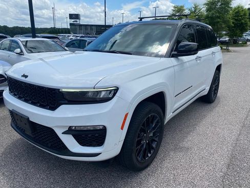 Used 2023 Jeep Grand Cherokee Summit AWD/4WD image 2