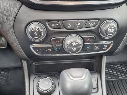Used 2021 Jeep Cherokee Limited AWD/4WD image 29