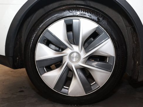 Used 2021 Tesla Model Y Long Range image 23