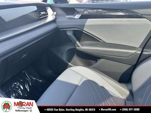 Used 2025 Volkswagen Tiguan SE w/ Panoramic Sunroof Package AWD/4WD image 33