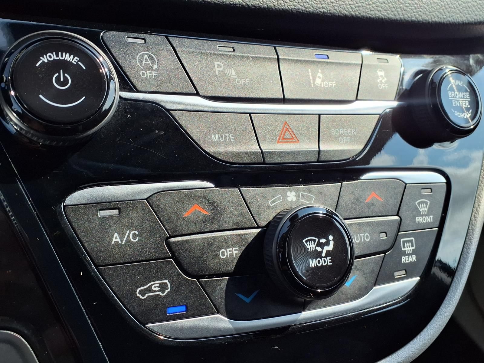 Used 2024 Chrysler Pacifica Touring-L FWD image 24