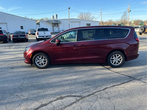 Used 2023 Chrysler Voyager LX image 3