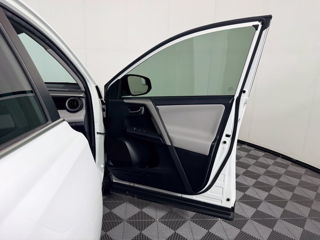 Used 2016 Toyota RAV4 XLE FWD image 32