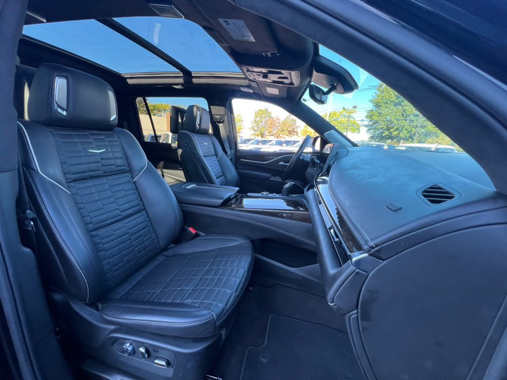 Used 2024 Cadillac Escalade ESV Sport Platinum w/ LPO, ONYX Package AWD/4WD image 23