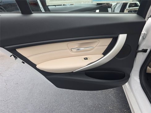 Used 2018 BMW 320i Sedan RWD image 9