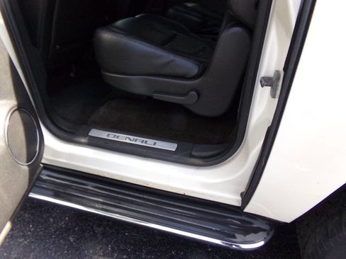 Used 2013 GMC Yukon XL Denali image 15