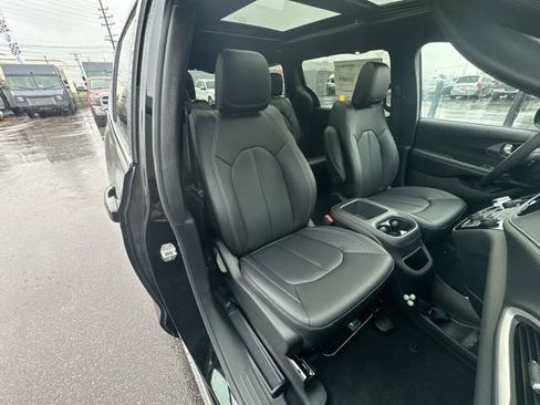 New 2026 Chrysler Pacifica Select FWD image 26