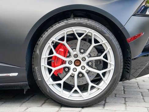Used 2022 Lamborghini Huracan EVO RWD image 17