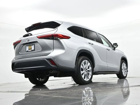 Used 2023 Toyota Highlander Limited AWD/4WD image 32