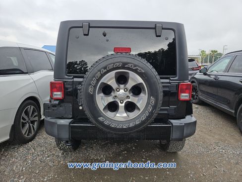 Used 2017 Jeep Wrangler Unlimited Sahara w/ Dual Top Group AWD/4WD image 8
