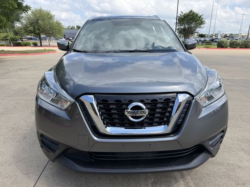 Used 2018 Nissan Kicks SV FWD image 2
