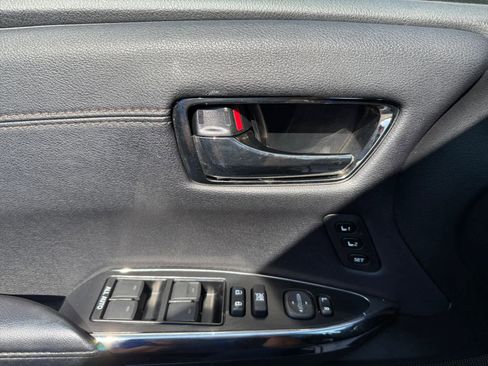 Used 2018 Toyota Avalon Limited image 23