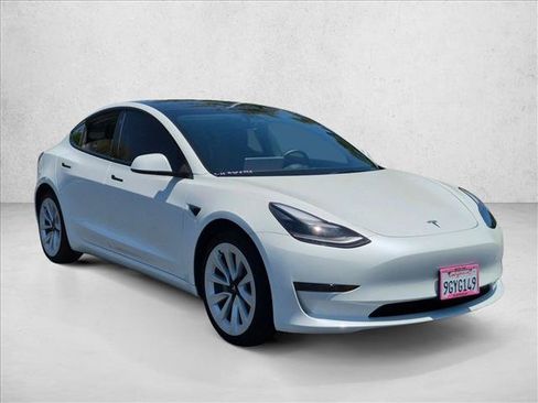 Used 2023 Tesla Model 3 Standard Range RWD image 4