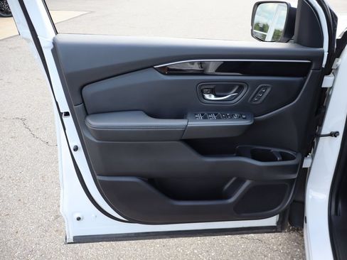 Used 2023 Honda Pilot Touring image 7