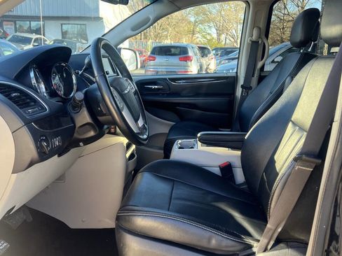 Used 2016 Chrysler Town & Country Touring image 10
