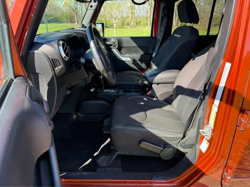 Used 2014 Jeep Wrangler Unlimited Sahara w/ Connectivity Group image 10