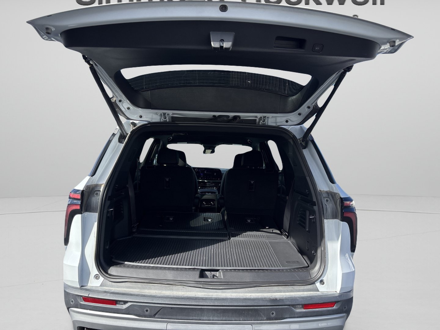 Used 2026 Chevrolet Traverse LT w/ LPO, Floor Liner Package AWD/4WD image 8