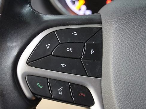 Used 2022 Jeep Grand Cherokee Laredo E AWD/4WD image 13