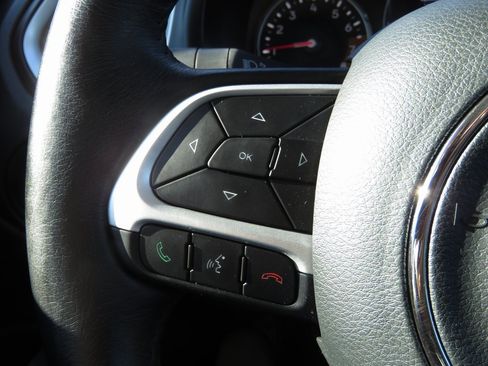 Used 2019 Jeep Renegade Latitude w/ Cold Weather Group image 21