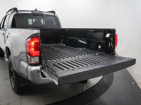 Used 2017 Toyota Tacoma TRD Sport w/ Premium & Technology Package AWD/4WD image 9