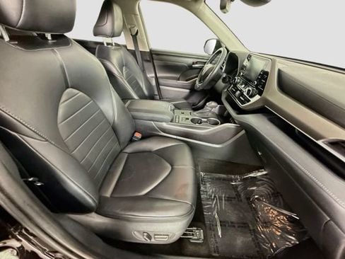 Certified 2021 Toyota Highlander XLE FWD image 32