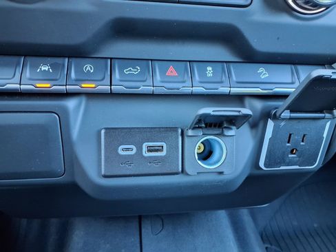 Used 2025 Chevrolet Silverado 1500 Custom Trail Boss AWD/4WD image 15