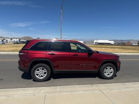 Used 2023 Jeep Grand Cherokee Laredo RWD image 9