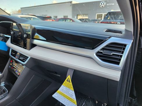 New 2026 Volkswagen Taos SE image 11