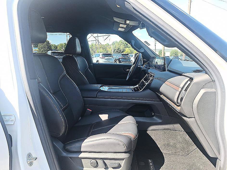 Used 2025 Nissan Armada SL AWD/4WD image 21