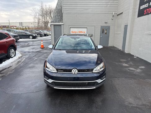 Used 2017 Volkswagen Golf Alltrack SE image 2