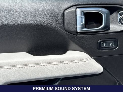 Used 2022 Jeep Wrangler Unlimited Sahara AWD/4WD image 12