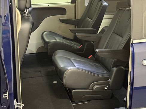 Used 2015 Chrysler Town & Country Touring w/ Driver Convenience Group FWD image 9